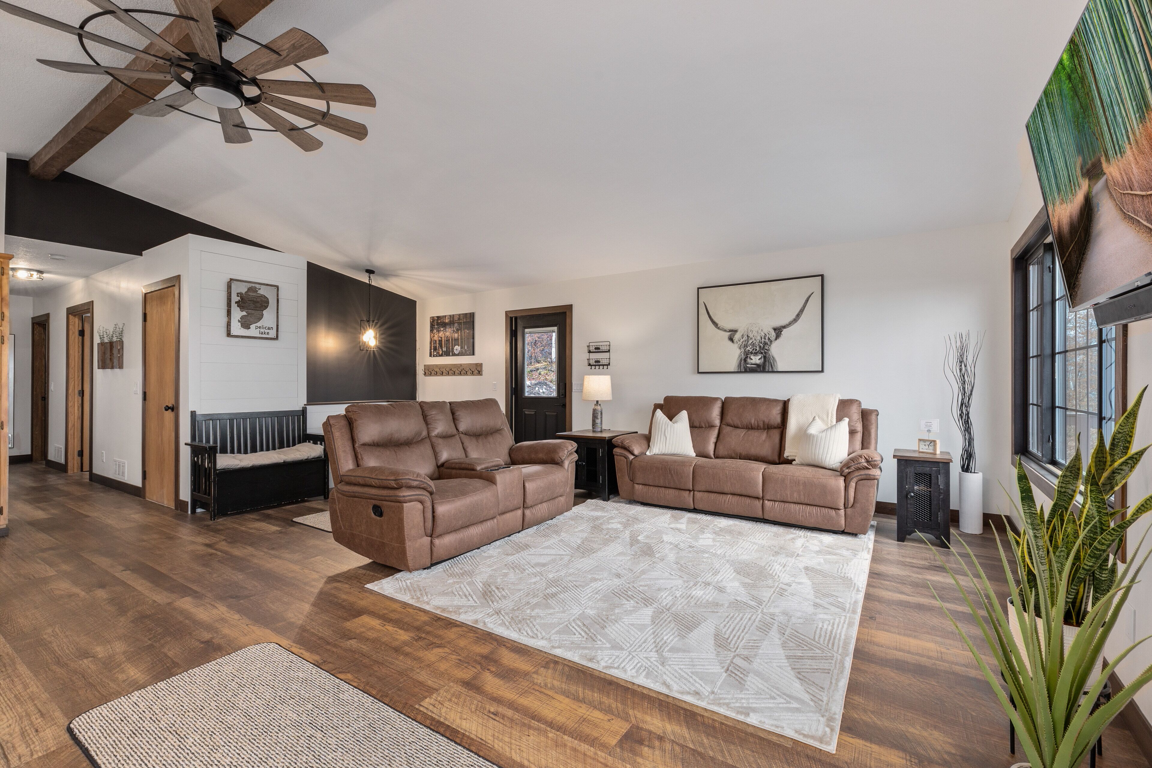 LAKE HOME ON PELICAN!! Just a short walk away from food, live music, & golf!