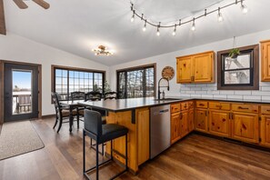 Fridge, microwave, oven, stovetop - LAKE HOME ON PELICAN!! Just a short walk away from food, live music, & golf! (Breezy Point)