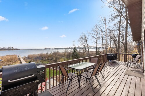 LAKE HOME ON PELICAN!! Just a short walk away from food, live music, & golf!