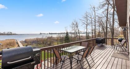 LAKE HOME ON PELICAN!! Just a short walk away from food, live music, & golf!