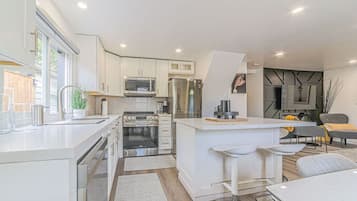 Rumah Comfort | Dapur pribadi | Lemari es besar, microwave, oven, dan kompor
