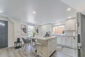 Comfort House | Private kitchen | Full-size fridge, microwave, oven, stovetop - Niagara Vacation Home (Niagara Falls)