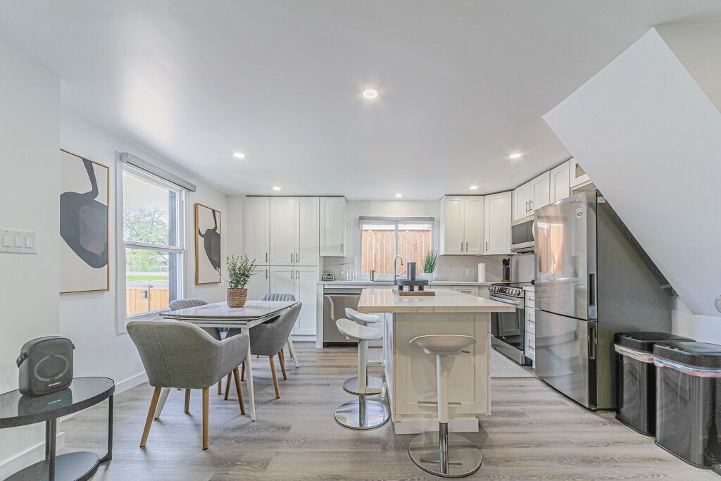 Comfort House | Private kitchen | Full-size fridge, microwave, oven, stovetop