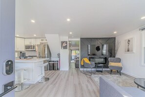 Comfort House | Living area - Niagara Vacation Home (Niagara Falls)