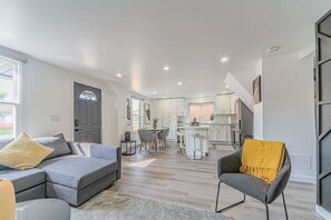 Living area - Niagara Vacation Home (Niagara Falls)
