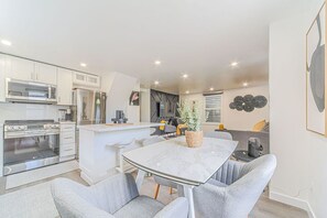 Comfort House | Private kitchen - Niagara Vacation Home (Niagara Falls)