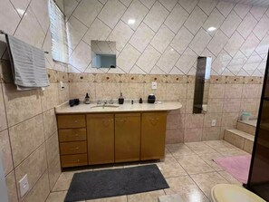 Secador de pelo, toallas, jabón, shampoo