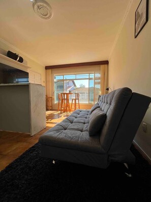 Living area - Casa com Banheira há 4 Minutos do Centro (Guanabara Joinville)