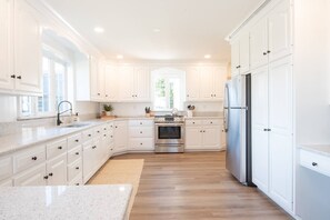 Fridge, microwave, oven, stovetop - Hilltop Haven |Slower Pace, Timeless Views (Quarryville)