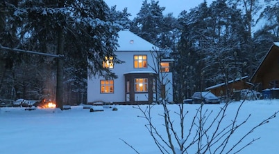 VILLA AM SEE near Berlin - Family home, free canoe, fireplace & lake access!