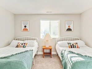6 bedrooms, desk, iron/ironing board, travel crib