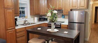 COZY AND COUNTRY CLOSE TO BLUE ANGELS, BEACHES, SHOPS, AND DOWNTOWN PENSACOLA.