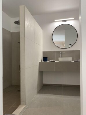 Design Villa | Bathroom | Shower, rainfall showerhead, hair dryer, towels - lune de miel (Deshaies)