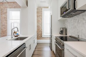 Unclassified image, 5 of 20, button