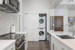 Dishwasher, kitchen islands - To Geaux Cups Luxury in this stunning (Pensacola)