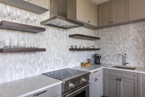 Lavavajillas, tostadora, licuadora y condimentos 