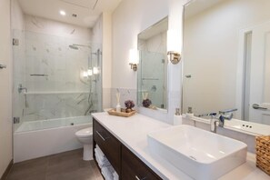 Combined shower/bathtub, hair dryer, towels, soap - Palafox Oasis at the Brent Lofts (Pensacola)