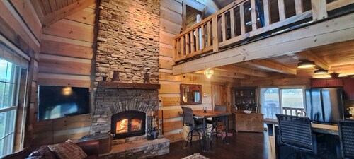 Luxurious cabin, mountain views near the  Smokies! 
Pet and family friendly!