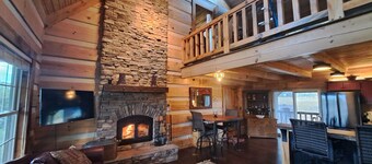 Luxurious cabin, mountain views near the  Smokies! 
Pet and family friendly!
