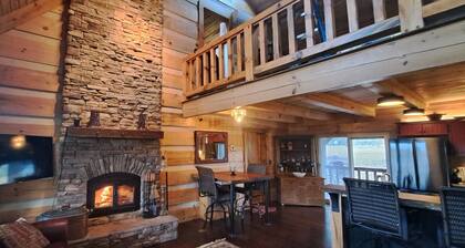 Luxurious cabin, mountain views near the Smokies!
Pet and family friendly!