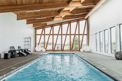 Waterfront Drift Cabin - Our Drift cabin is light and airy with a spacious living room. Private bedroom with King bed, living room has large sofa sleeper. Sleeps 4.