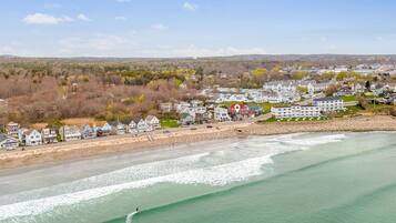 Perto da praia, espreguiçadeiras, toalhas de praia