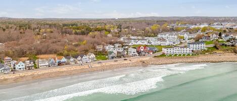 Beach nearby, sun loungers, beach towels