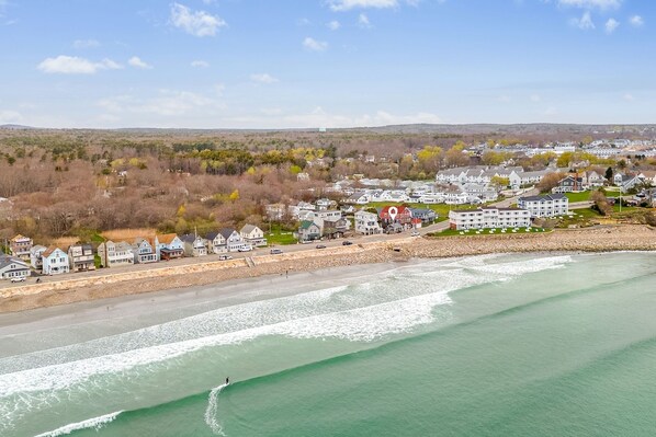 Beach nearby, sun loungers, beach towels - Maine Oceanfront Cottage- Steps away from Long Sands Beach! (York)