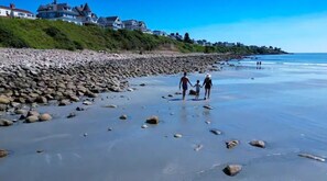 Beach nearby, sun loungers, beach towels - Maine Oceanfront Cottage- Steps away from Long Sands Beach! (York)