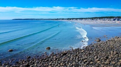 Maine Oceanfront Cottage- Steps away from Long Sands Beach!