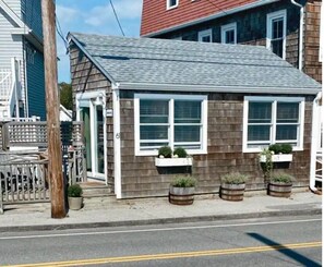 Exterior - Maine Oceanfront Cottage- Steps away from Long Sands Beach! (York)