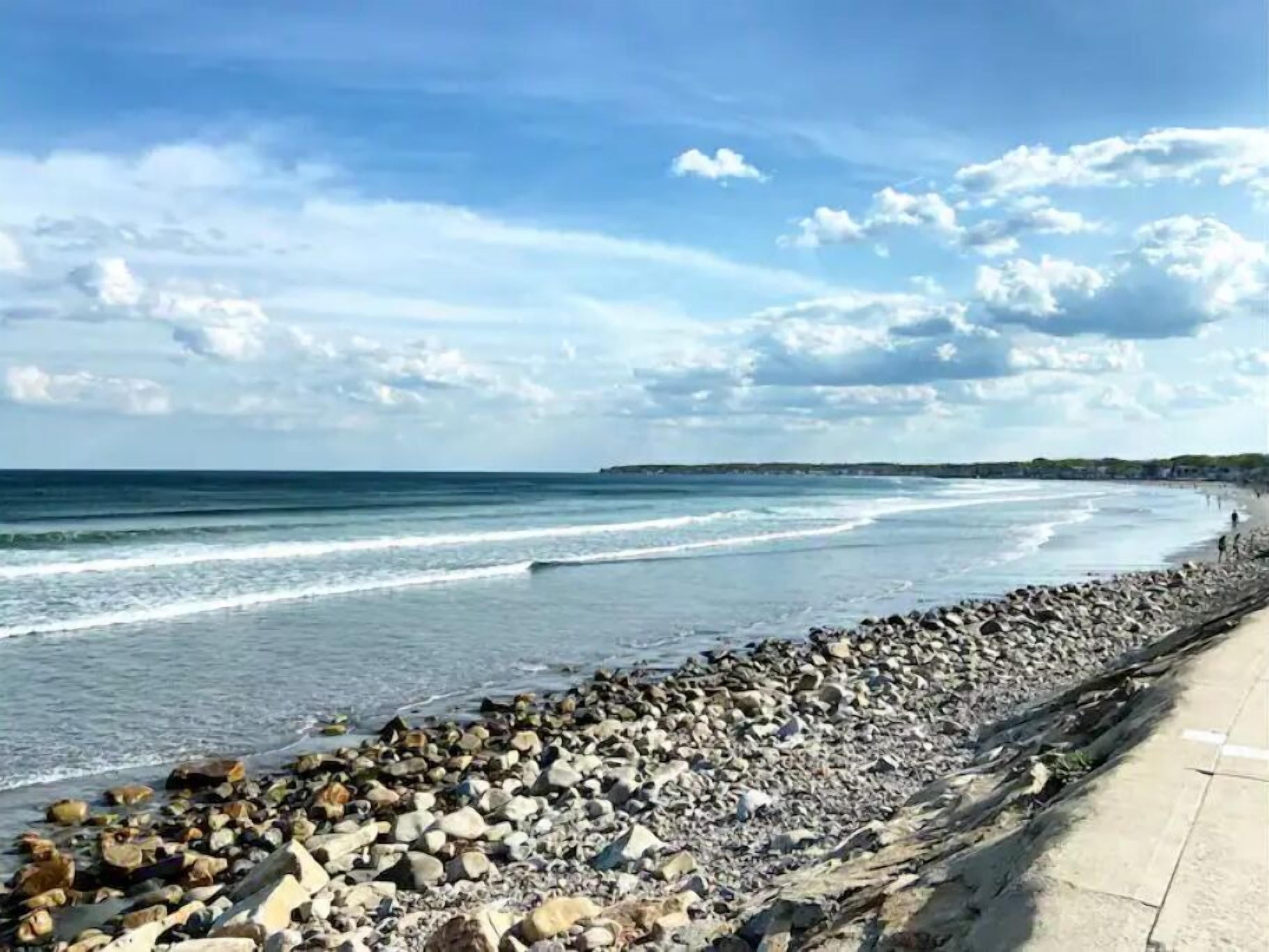 Playa en los alrededores, camastros y toallas de playa 