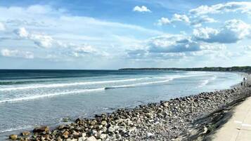 Playa en los alrededores, camastros y toallas de playa