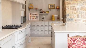 Kjøleskap, mikrobølgeovn, ovn og oppvaskmaskin