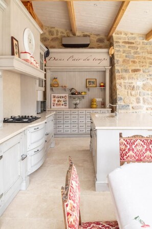 Réfrigérateur, micro-ondes, four, lave-vaisselle