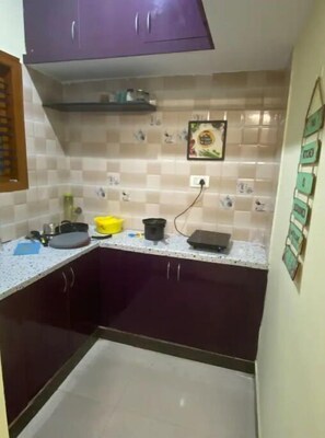 Refrigerador, horno, parrilla de estufa y cafetera y tetera