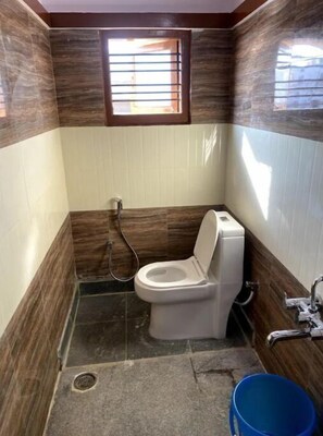 Secadora de cabello, toallas, jabón, papel de baño 