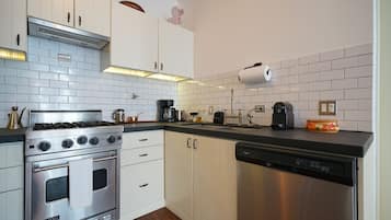 Apartamento, 2 habitaciones (CM2) | Cocina privada | Frigorífico, microondas, horno y placa de cocina