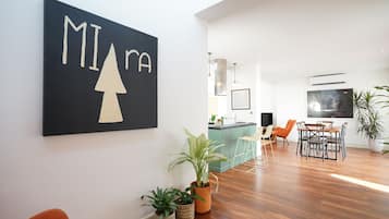 Apartamento (CM6) | Sala de estar | Smart TV de 55 pulgadas con canales digitales