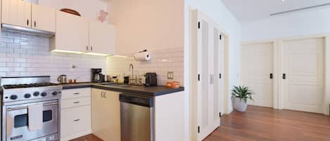 City Apartment | Private kitchen | Fridge, microwave, oven, stovetop