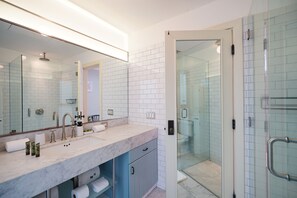 Apartment, 2 Bedrooms (CM1) | Bathroom | Shower, rainfall showerhead, towels - Casa Mallet by Wynwood House (Panama City)