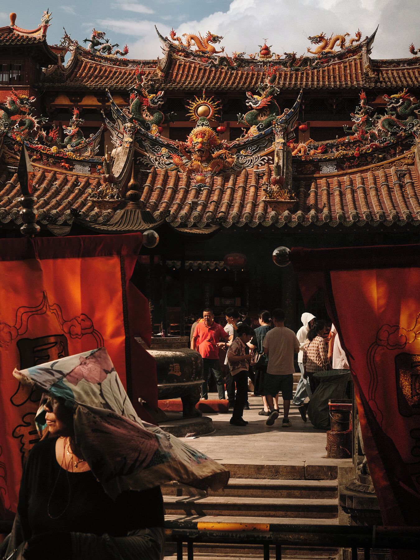 Une structure architecturale chinoise traditionnelle, caractérisée par des toits richement décorés et des motifs de dragons.