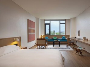 Zimmersafe, Schreibtisch, laptopgeeigneter Arbeitsplatz