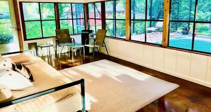 8 min from WEC! Adorable 2BR home with pool