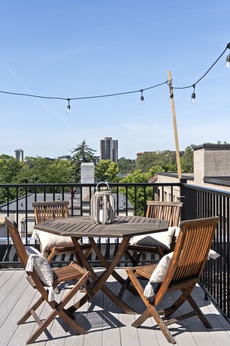 NEW 5 Bedroom Cityscape Sanctuary + Rooftop Deck