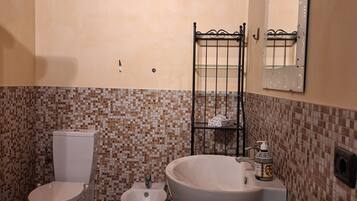 Douche, sĂšche-cheveux, bidet, serviettes fournies