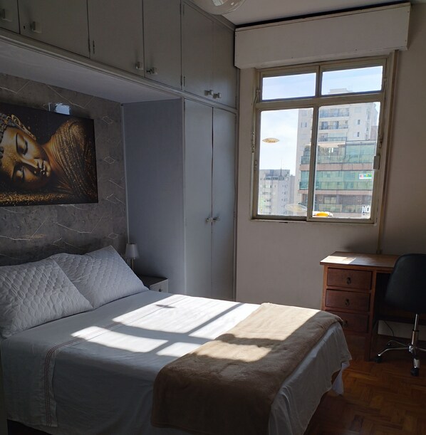 1 sovrum, skrivbord, wi-fi och sängkläder