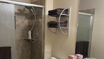 Bruser, hårtørrer, håndklæder, Sæbe