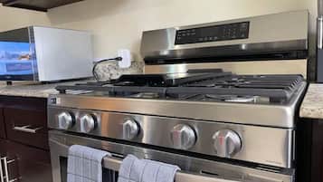 Refrigerador, microondas, horno y parrilla de estufa