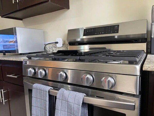 Refrigerador, microondas, horno y parrilla de estufa 